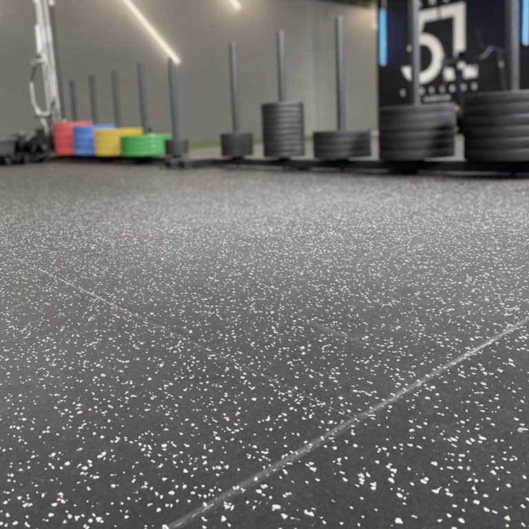 Suelo Alpha Burly en loseta de caucho pigmentada en un gimnasio